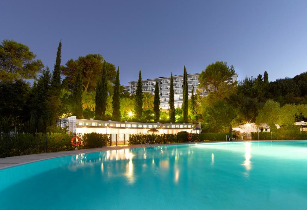 hotel-parador-cordoba-piscina-noche