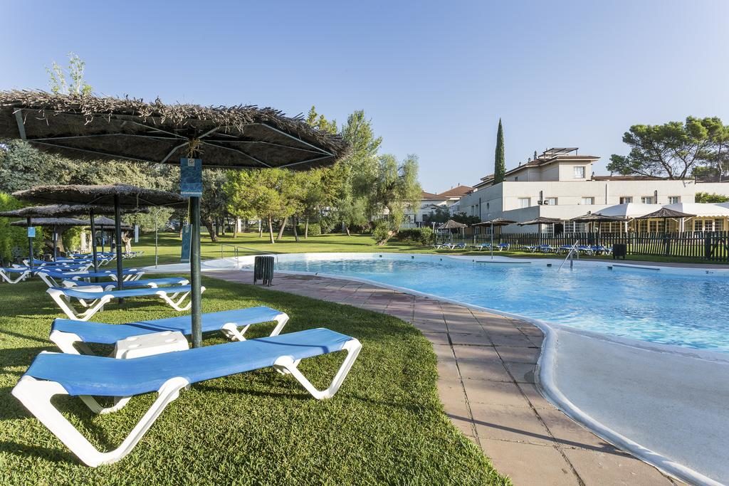 piscina-tumbonas-hotel-ayre-cordoba