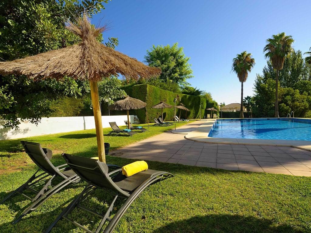 tumbona-piscina-cesped-hotel-adelfas-cordoba